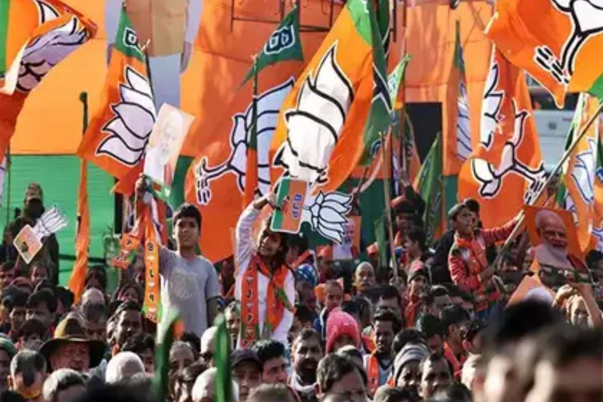 UP BJP President Election: यूपी में बढ़ी सियासी हलचल, PM मोदी ने बुलाई सांसदों की बैठक