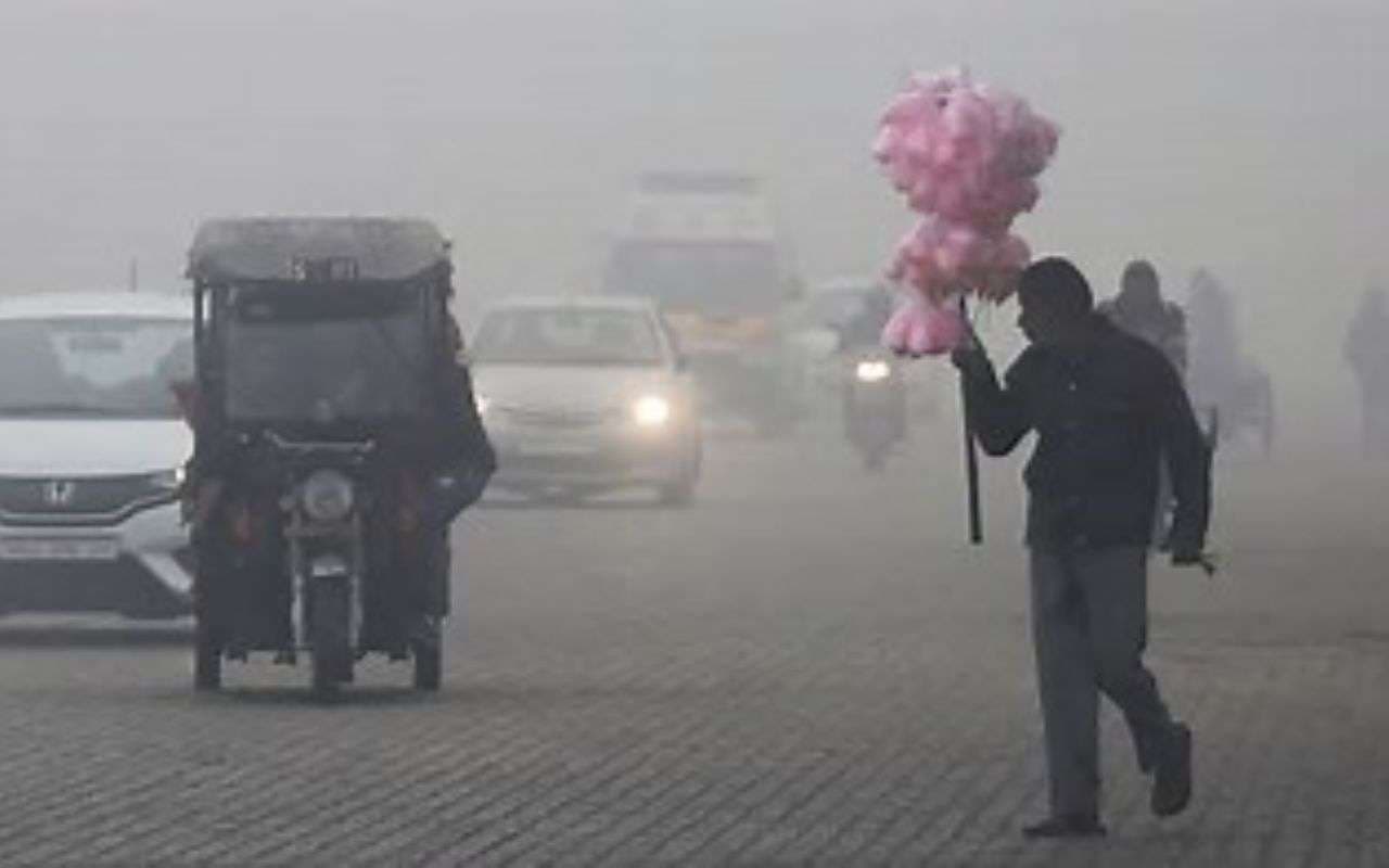 UP Cold Wave Alert: यूपी में सर्दी से बेहाल लोग, मौसम विभाग ने इन जिलों में जारी किया अलर्ट