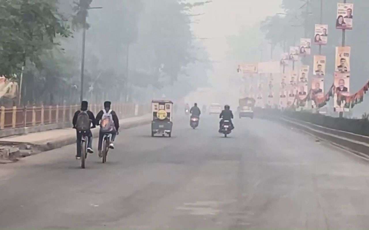 UP Cold Wave Alert: यूपी में कोहरे और शीतलहर का कहर, 23 शहरों में रेड अलर्ट