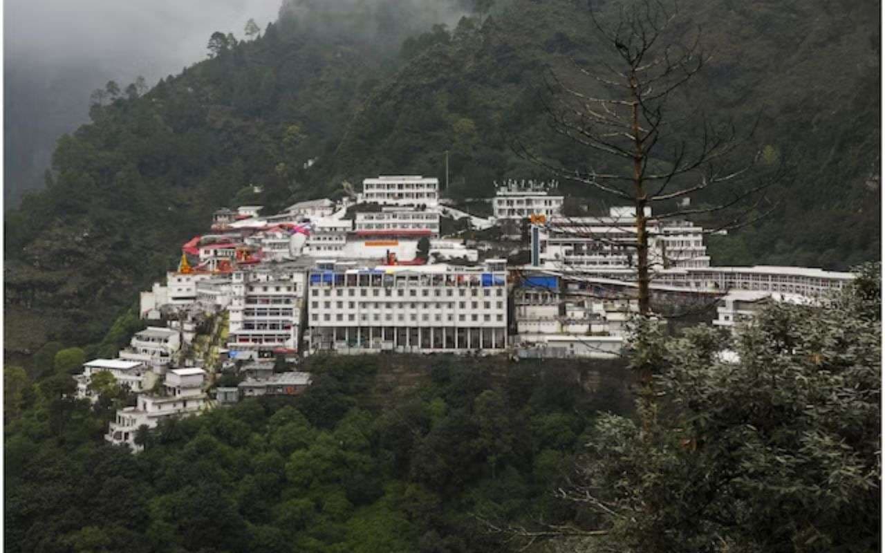 Vaishno Devi Yatra New Rule: वैष्णो देवी यात्रा के नियम बदले, आज ही नोट कर लें सबकुछ