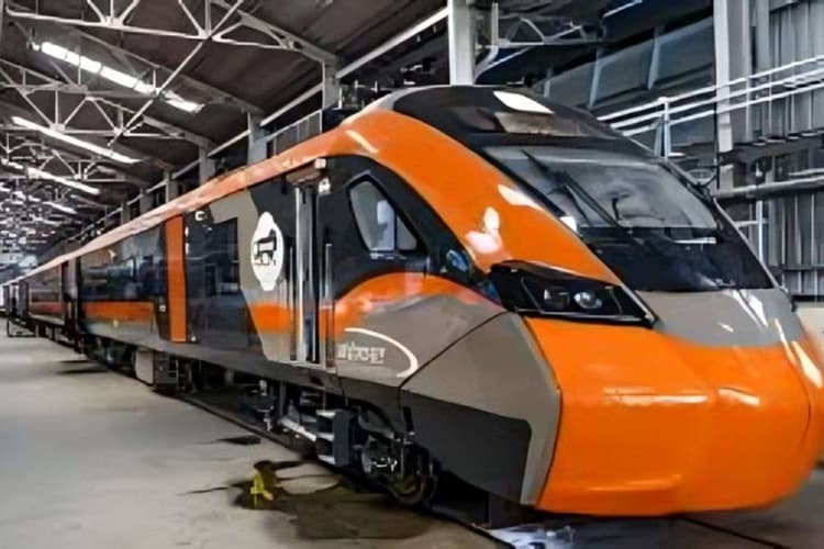 Vande Bharat Sleeper Train: राजधानी के रूट पर चलेगी पटना से स्लीपर वंदे भारत, जाने किराया और पूरा डिटेल
