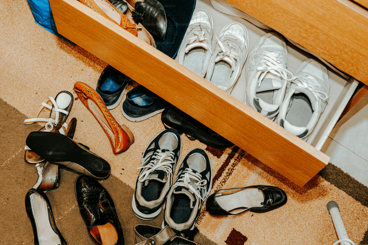 New Year Vastu Tips: नए साल में जूते-चप्पल से जुड़ी ये 5 गलतियां बना सकती हैं घर में कंगाली