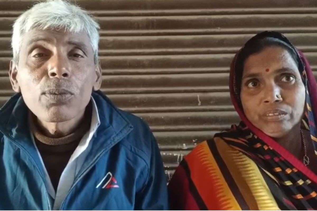 Bettiah: बेटे की तलाश में दर-दर भटक रहे बूढ़ें माता-पिता, ससुरालवालों पर लगाया गंभीर आरोप 
