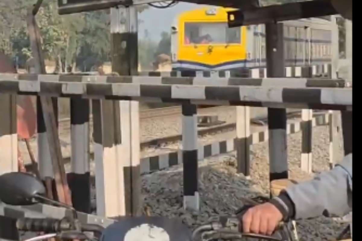 रेलवे फाटक पर सब्जी लेने के लिए रोकी गई ट्रेन? वायरल वीडियो ने मचाया हंगामा