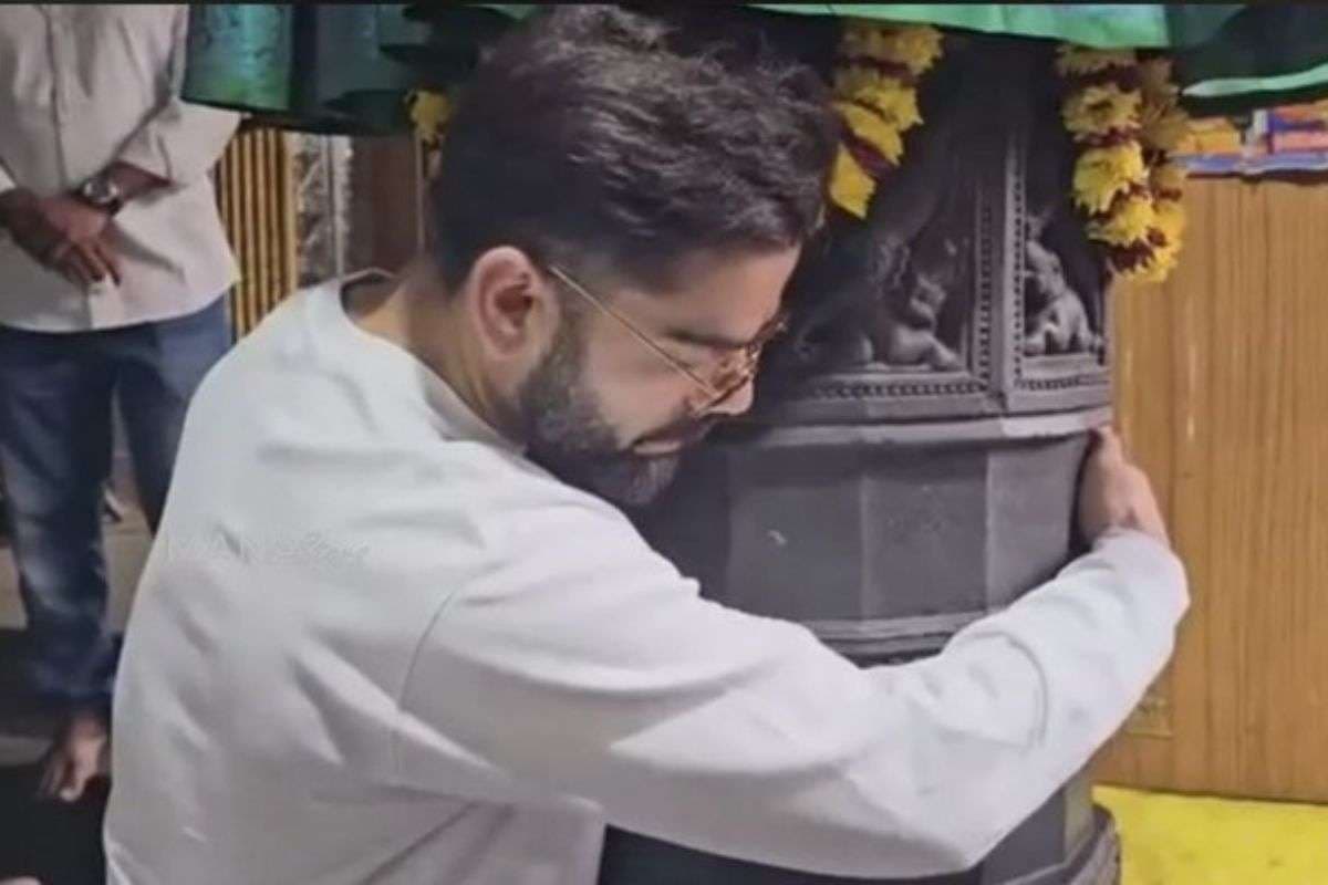 विराट कोहली पहुंचे श्री लक्ष्मी नरसिम्हा स्वामी की शरण में, कप्पस्थम्भम अलिंगनम का VIDEO वायरल