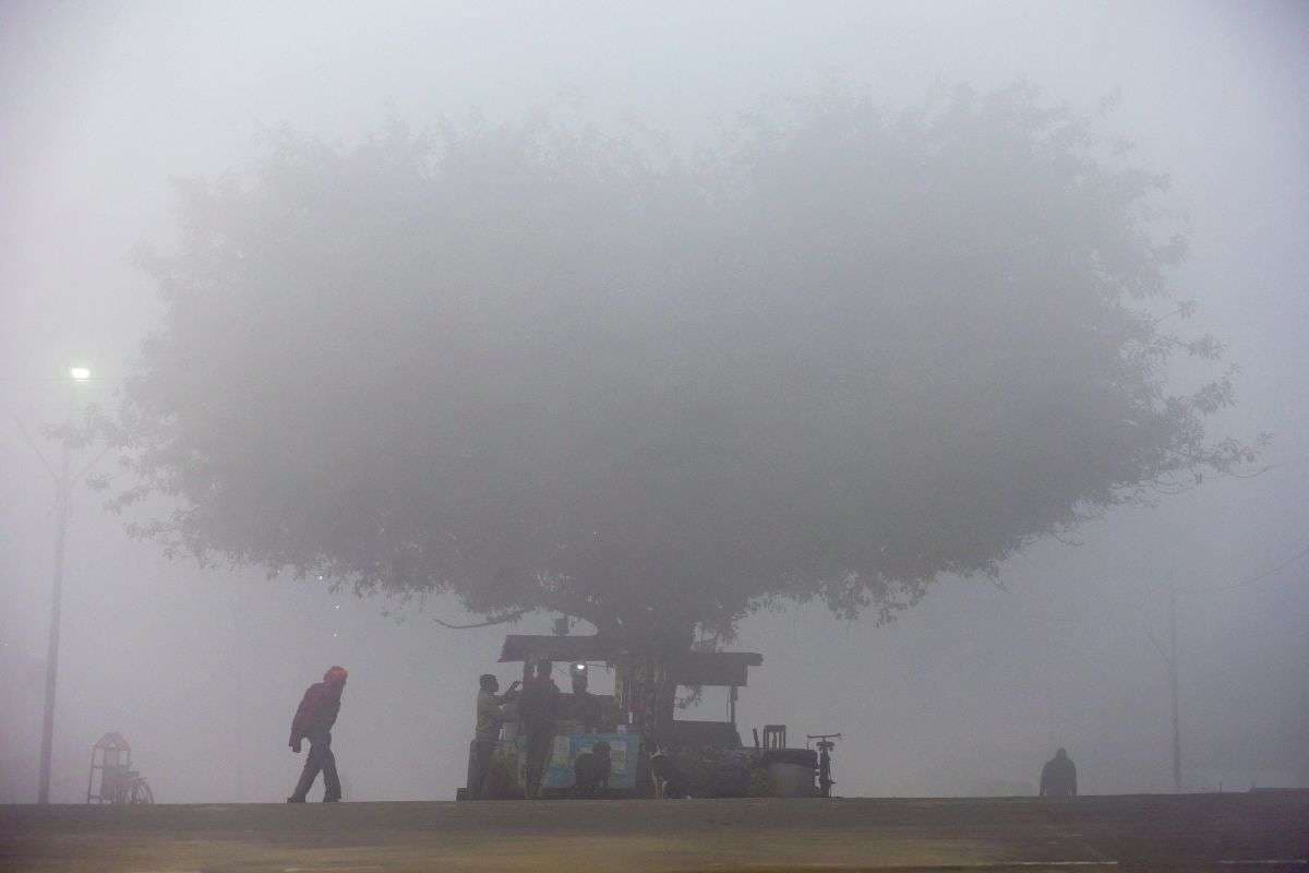 UP Weather Forecast: यूपी में मौसम ने ली करवट, भयंकर शीतलहर,  घने कोहरे के कारण जा रही लोगों की जान