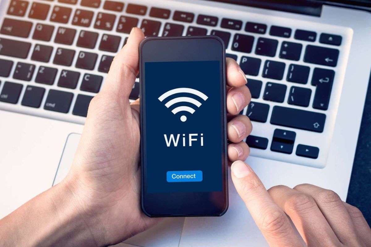 WiFi Safety Tips: घर से बाहर निकलते समय क्यों बंद कर देना चाहिए फोन का वाई-फाई? कइयों को नहीं पता होती वजह