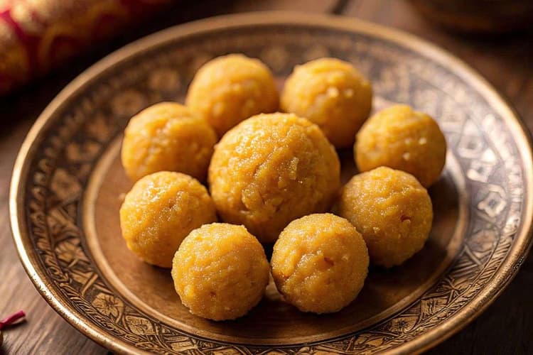 Winter Special Ladoo: नहीं होगी सेहत की चिंता, सर्दियों में फिट रहने के लिए अभी बना लें चना दाल गुड़ लड्डू
