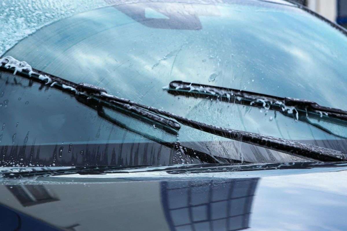 Wiper Blades Noise: गाड़ी की वाइपर ब्लेड्स चलने पर कर रही चूं-चूं की आवाज? घर पर ही इन तरीकों से करें ठीक