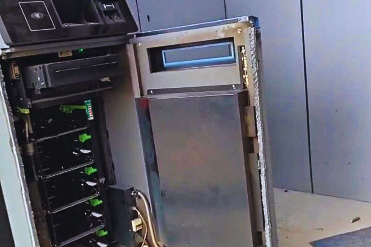 Video: पहले ATM को गैस कटर से काटा, फिर... मिनटों में SBI के दो एटीएम से लाखों रुपये उड़ा ले गए चोर