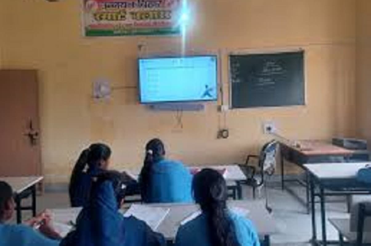 Bihar School: बिहार में अब शाम में होगी ऑनलाइन स्मार्ट क्लास, इस स्कूल के हॉस्टलों में लड़कियों के लिए होगी खास व्यवस्था