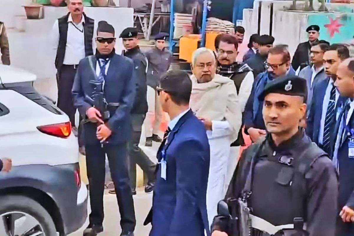 Nitish Kumar: नीतीश कुमार की सास का निधन, अंतिम विदाई के लिए बांस घाट पहुंचे CM, IGIMS में चल रहा था इलाज