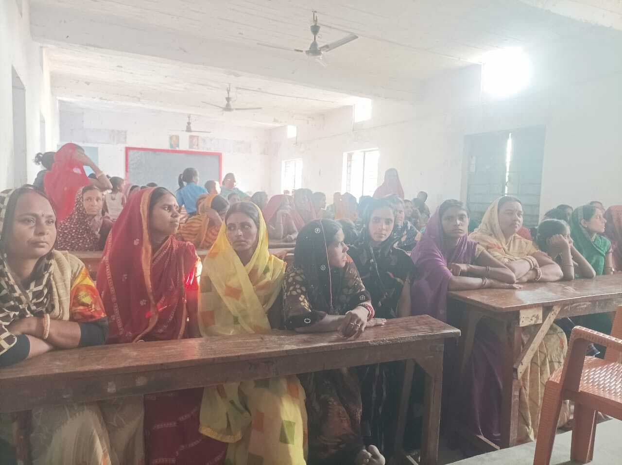 प्रधानाध्यापक ने कहा बढ़ गयी ठंड, पूरे कपड़े में बच्चों को भेजें स्कूल