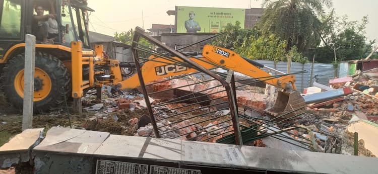 Madhubani News : अतिक्रमित जमीन को कराया खाली