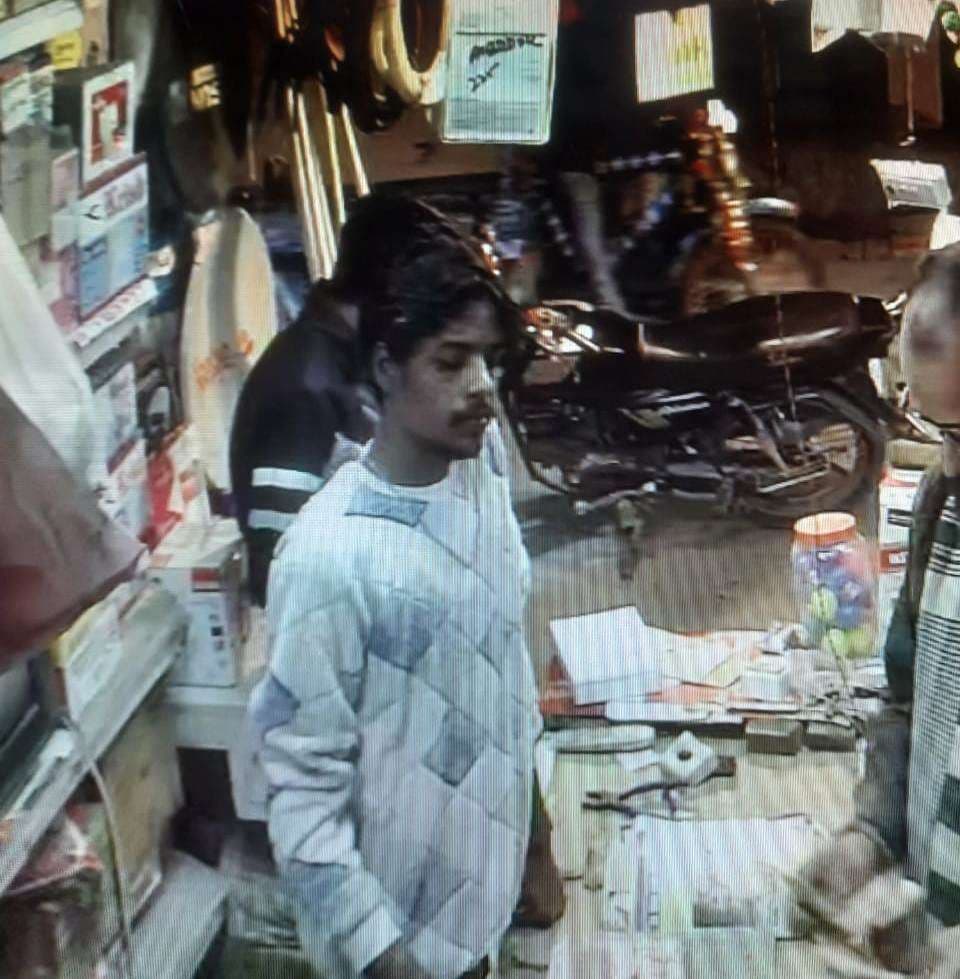 दुकानदार को बातों में उलझाकर दो युवक ने 10 हजार रुपये उड़ाया