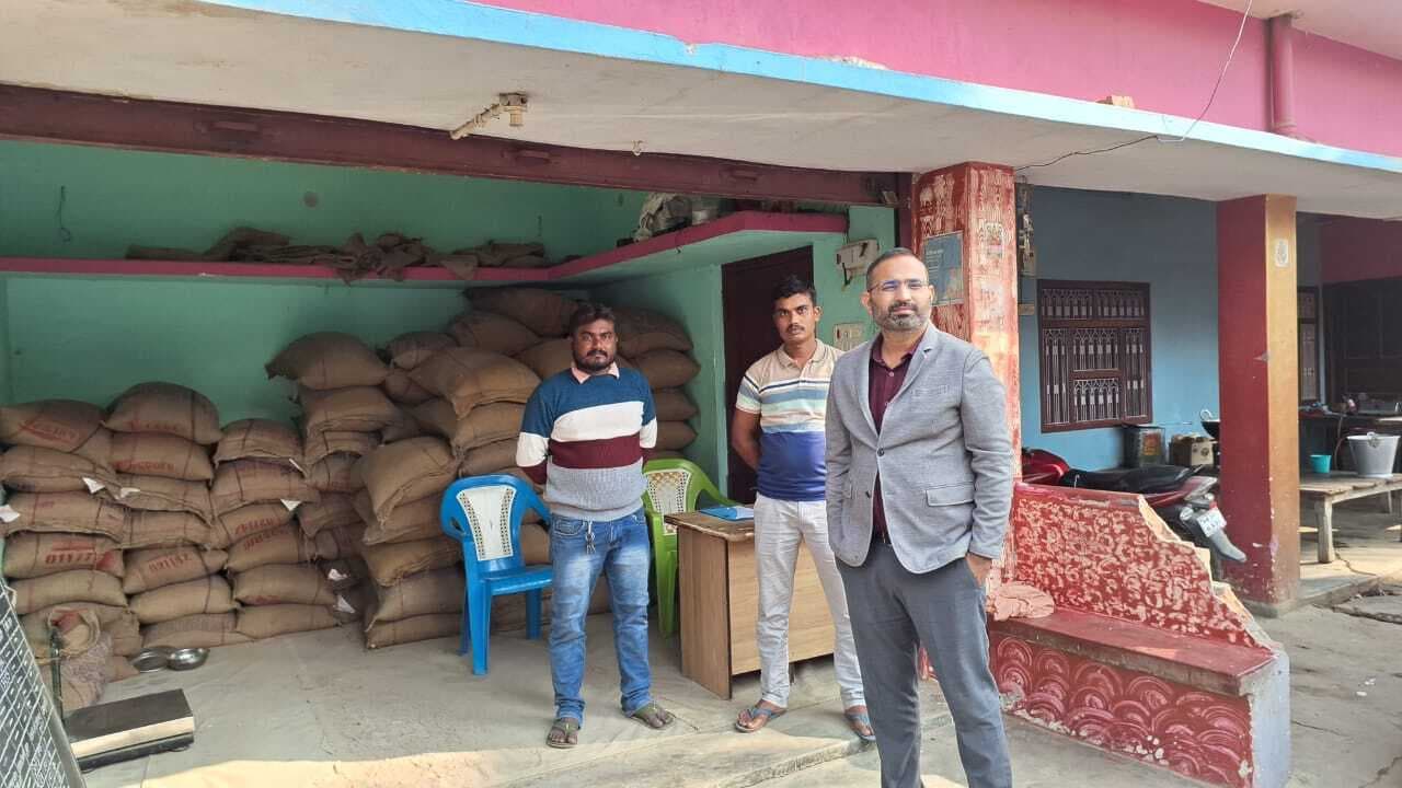 Madhubani News : एसडीएम ने की 10 पीडीएस दुकानों की जांच, विक्रेताओं को दिया दिशा - निर्देश