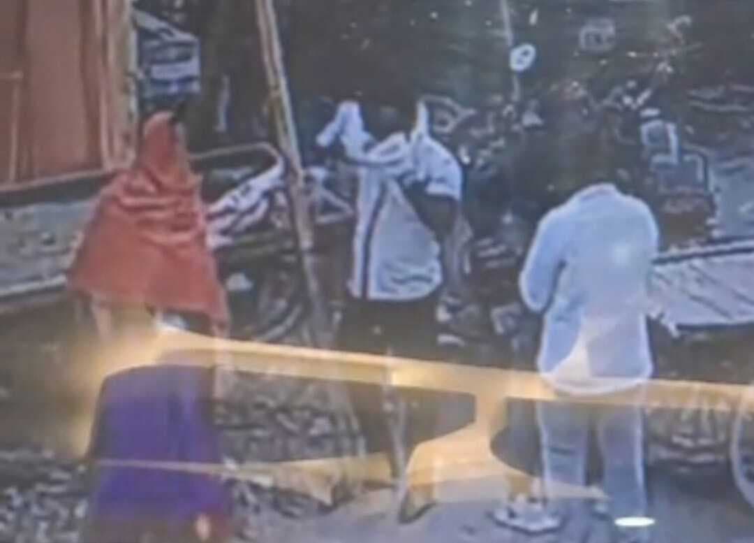 रुपये गायब होने का ड्राम कर तीन ठगों ने बुजुर्ग महिला से सोने के गहने ठगे