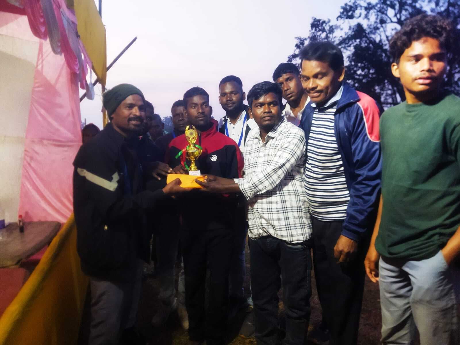 Chaibasa News : नोवामुंडी : पेनाल्टी शूटआउट में सिंकु ब्रदर्स बना चैंपियन