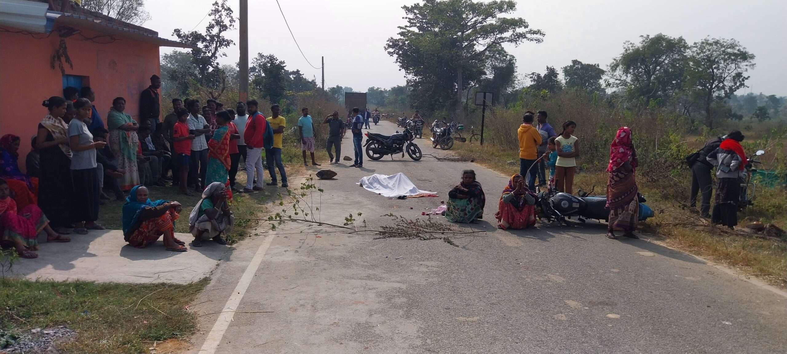 Seraikela Kharsawan News : 2 लाख रुपये मुआवजे पर बनी सहमति, 20 घंटे बाद हटा जाम