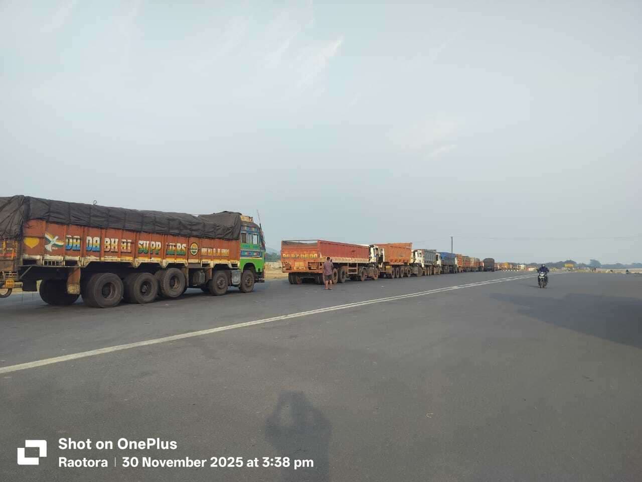 Seraikela Kharsawan News : पितकी रेलवे फाटक बना सिरदर्द, तीन दिनों से सड़क पर 10-10 किमी लंबा जाम