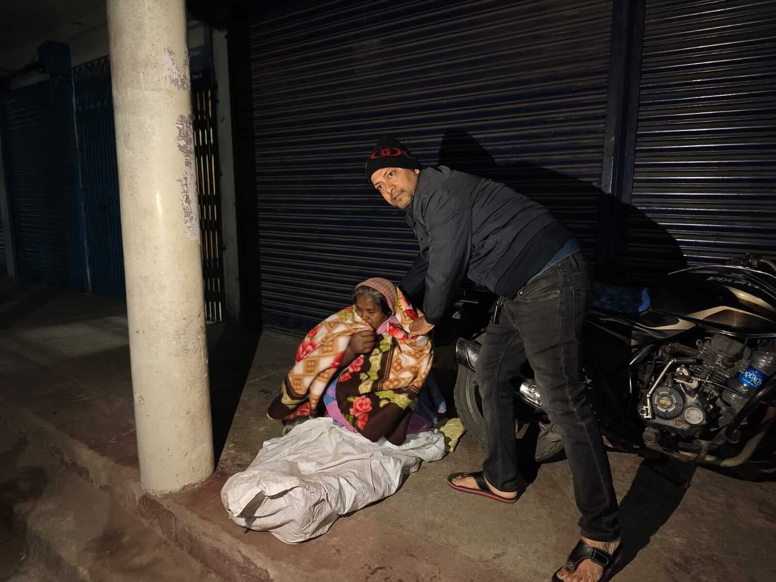 Bokaro News : पूर्व छात्रों ने फुटपाथ पर रहने वाले लोगों के बीच किया कंबल वितरण