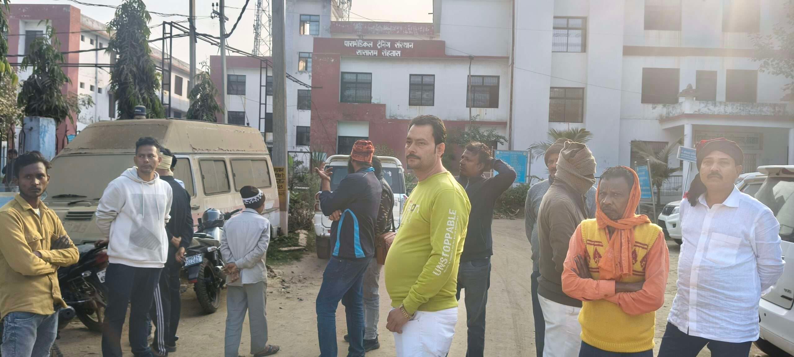 शादी समारोह से घर लौट रहे व्यक्ति की सड़क हादसे में मौत