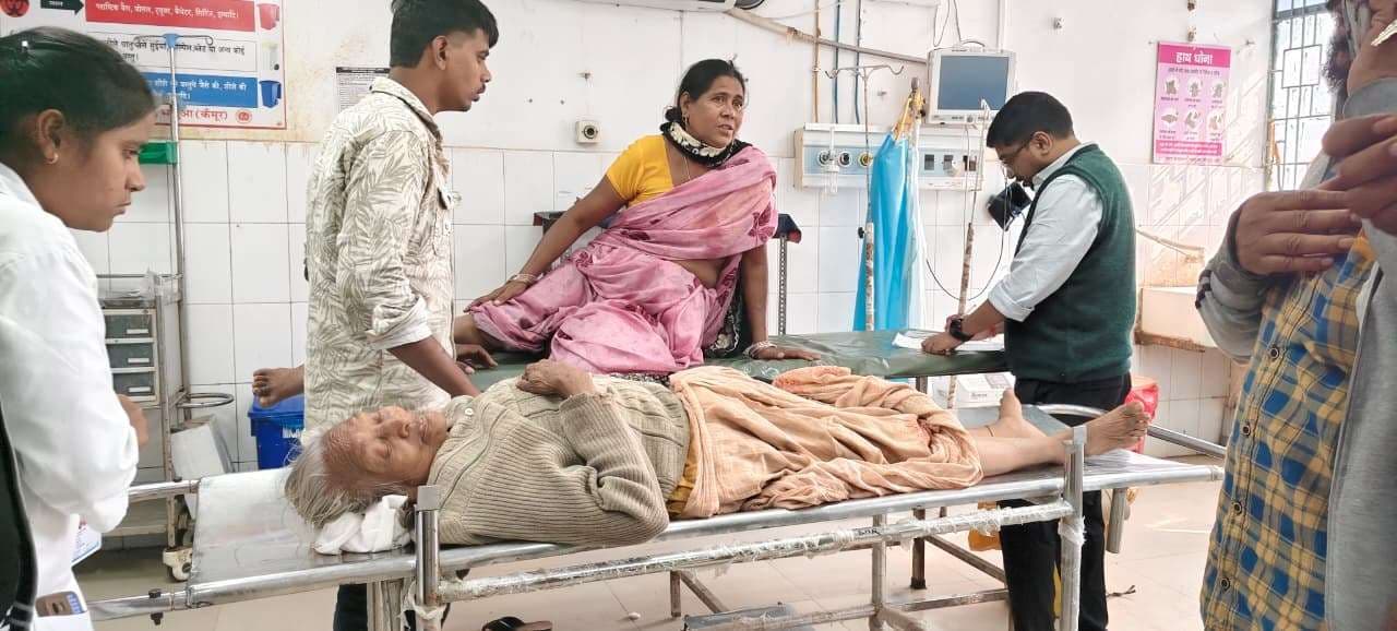 बस ने पीछे से इ-रिक्शा में मारा धक्का, दो महिलाएं घायल