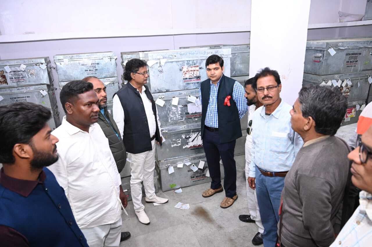 डीसी ने इवीएम वेयर हाउस का किया निरीक्षण