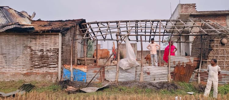 आग लगने से दो घर जलकर राख, नकदी सहित सामान नष्ट