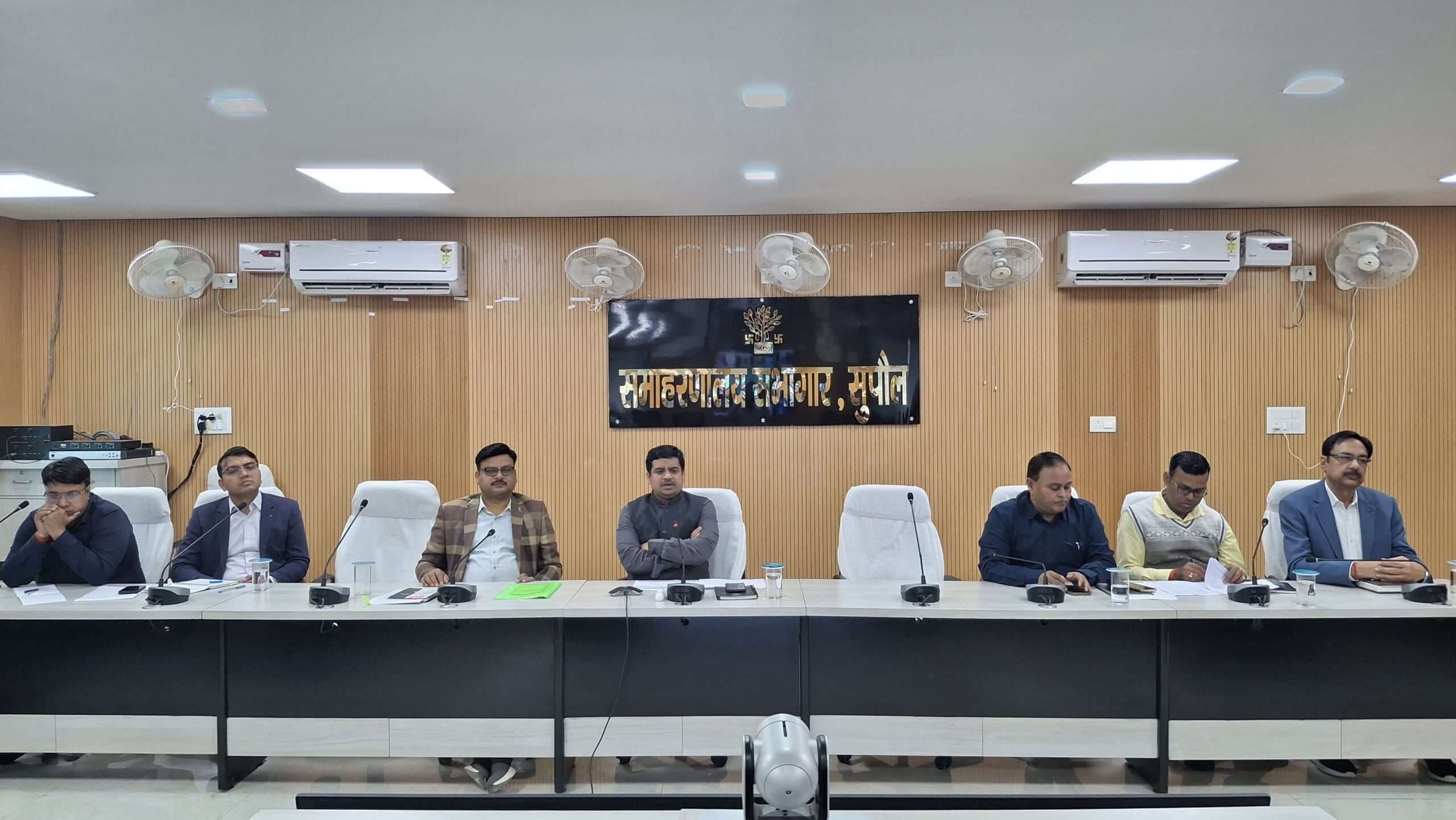 राजस्व कार्यों में अनावश्यक विलंब बर्दाश्त नहीं - डीएम