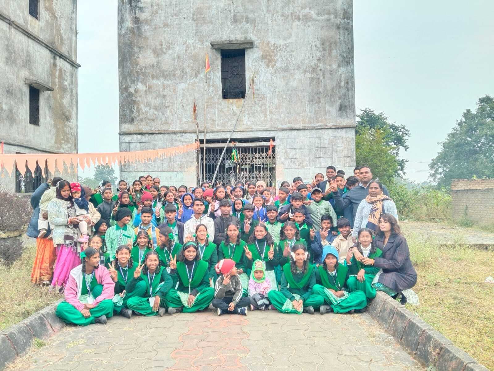 शैक्षणिक भ्रमण पर मैक्लुस्कीगंज पहुंचा विद्यार्थियों का दल