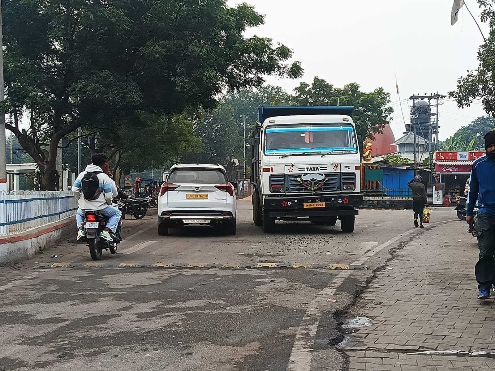 बचरा चार नंबर चौक में बड़े वाहनों का आवागमन दुर्घटना को दे रहा है आमंत्रण