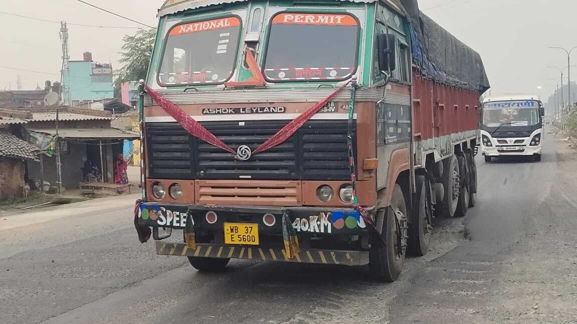 नोनीहाट में सड़क पर बना खतरनाक गड्ढा, हादसे का डर