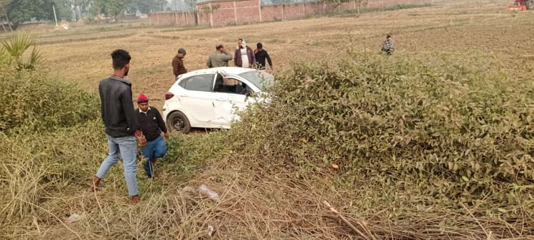 हाइवा के धक्के से पोल टूटकार कार पर गिरा, कई लोग जख्मी