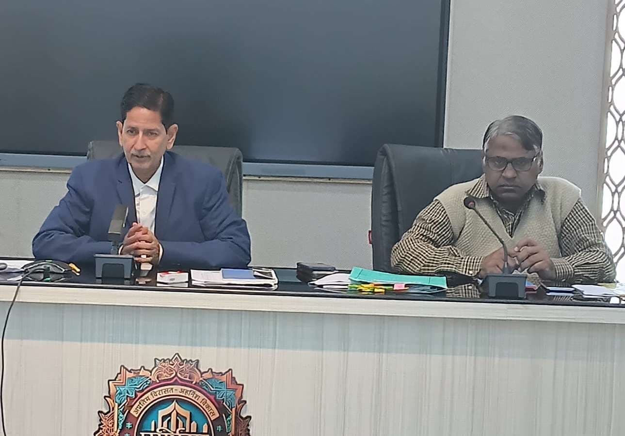 जन कल्याणकारी योजनाओं का निष्पादन तेजी से करें : प्रभारी डीएम