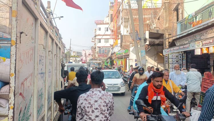 मीरगंज में दिनभर रहा भीषण जाम, पूरे दिन रेंगतीं रहीं गाड़ियां, लोग रहे परेशान