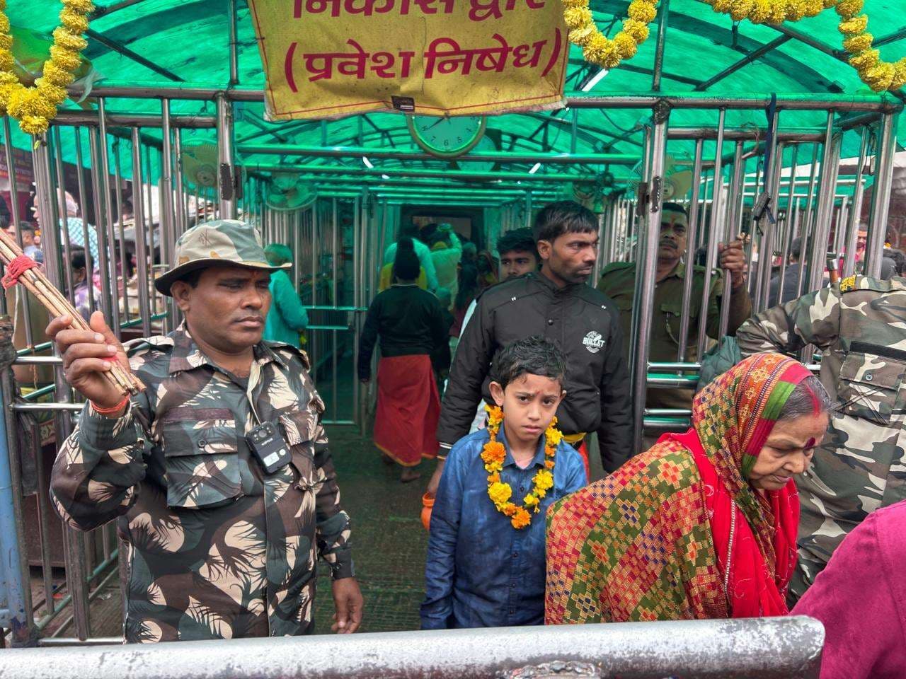 Deoghar News : निकास द्वार पर तैनात पुलिसकर्मी बॉडी वाॅर्न कैमरे से हुए लैस, जबरन प्रवेश पर होगी सख्त कार्रवाई