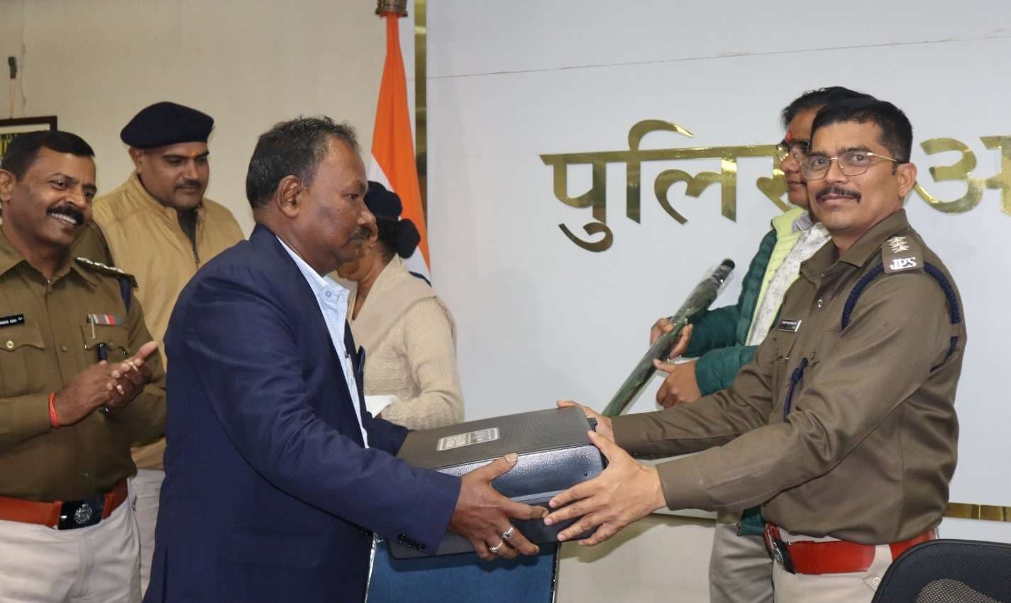 सेवानिवृत पुलिस निरीक्षक को दी गयी विदाई