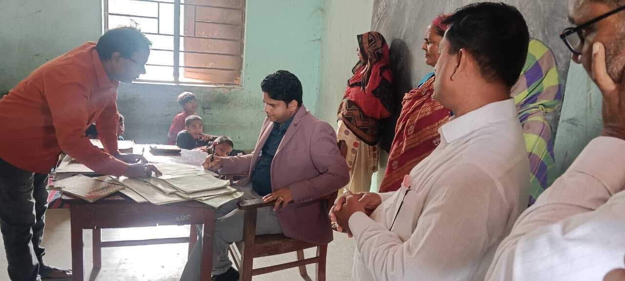 एसडीओ के औचक निरीक्षण में एचएम समेत दो शिक्षकों पर गिरी गाज