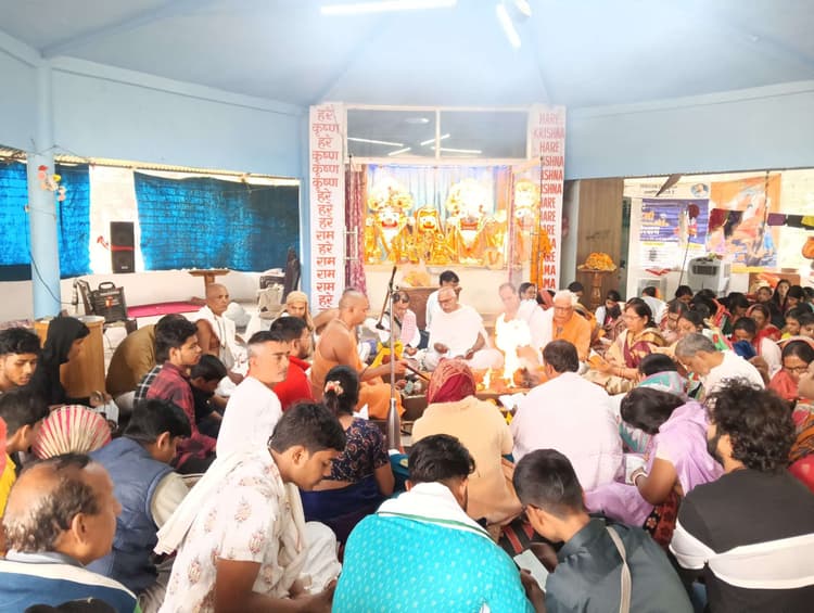Deoghar News : इस्कॉन मंदिर में मनायी गयी गीता जयंती, 700 श्लोकों का सामूहिक पाठ