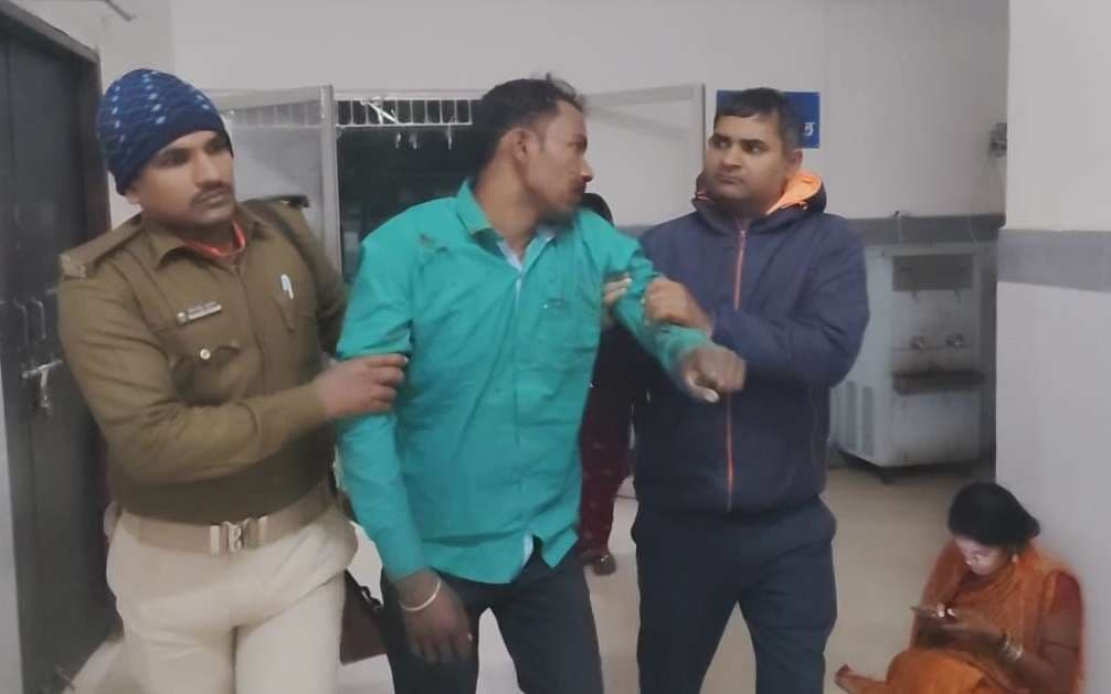 गोकुलपुर में अज्ञात वाहन की टक्कर से बाइक सवार दो युवकों की मौत, एक रेफर