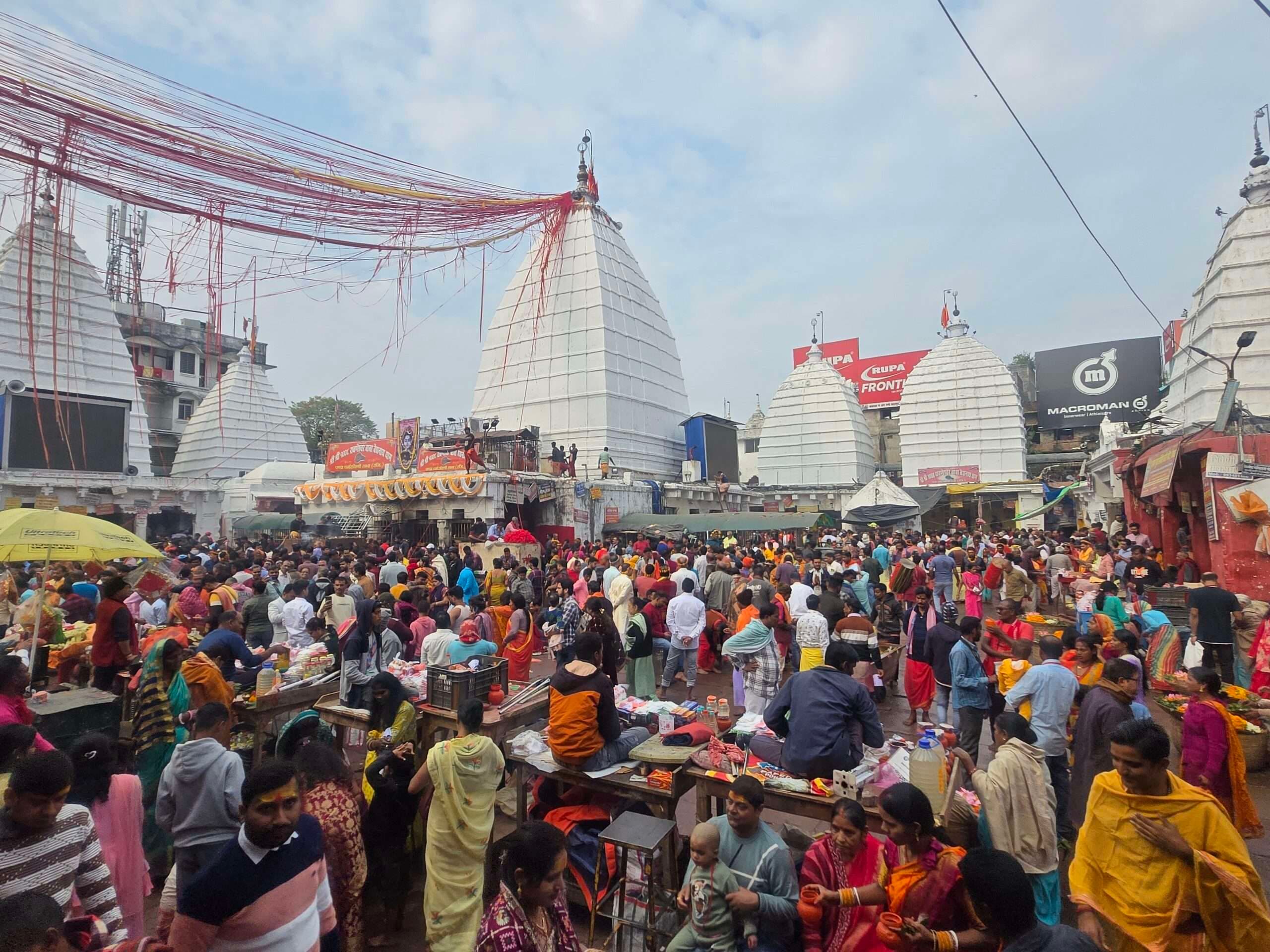 Deoghar News : बाबा मंदिर में अनुष्ठान कराने वालों का लगा तांता