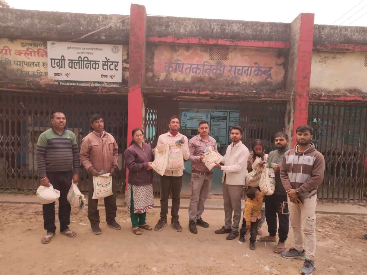 किसानों के बीच रबी फसल का बीज वितरित