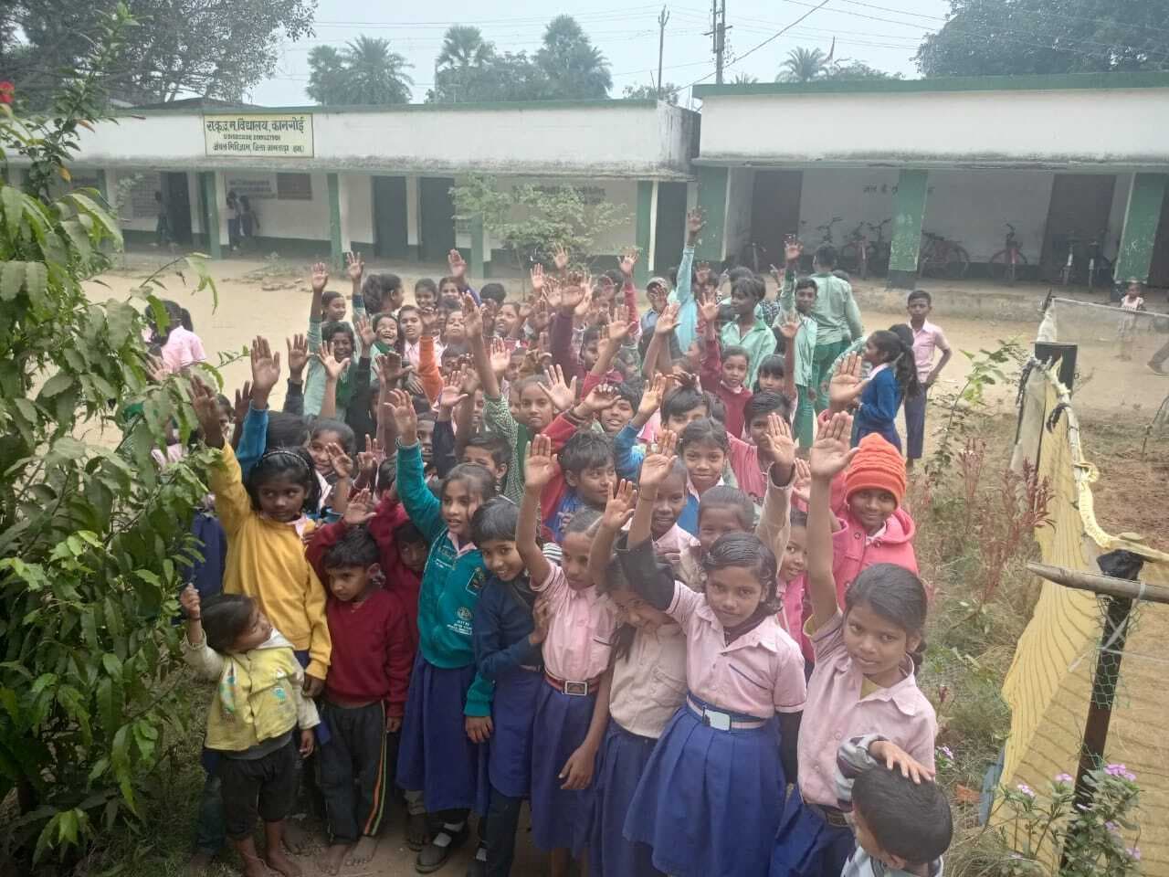 उमवि के छत से सटकर 11 हजार का तार गुजरने से डर के साये में बच्चे