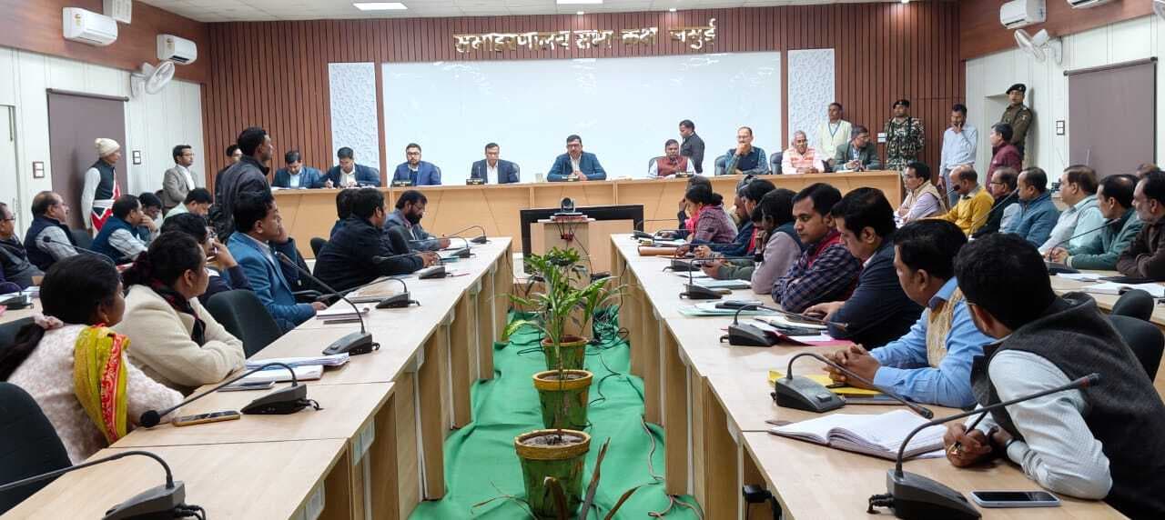 लंबित आवेदनों के निस्तारण में लापरवाही बर्दाश्त नहीं : डीएम