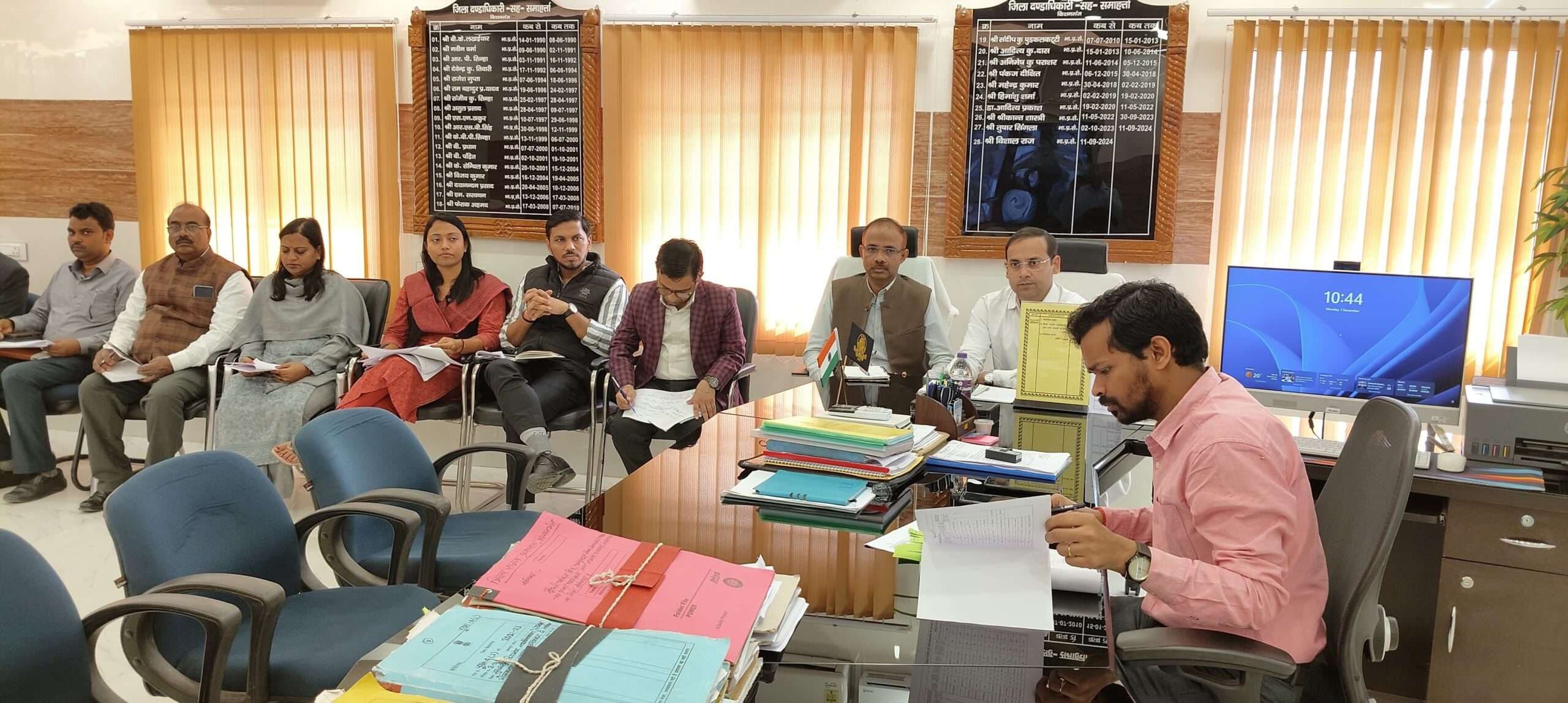 नीलामी के लंबित मामलों को जल्द निष्पादित करने का डीएम ने दिया निर्देश