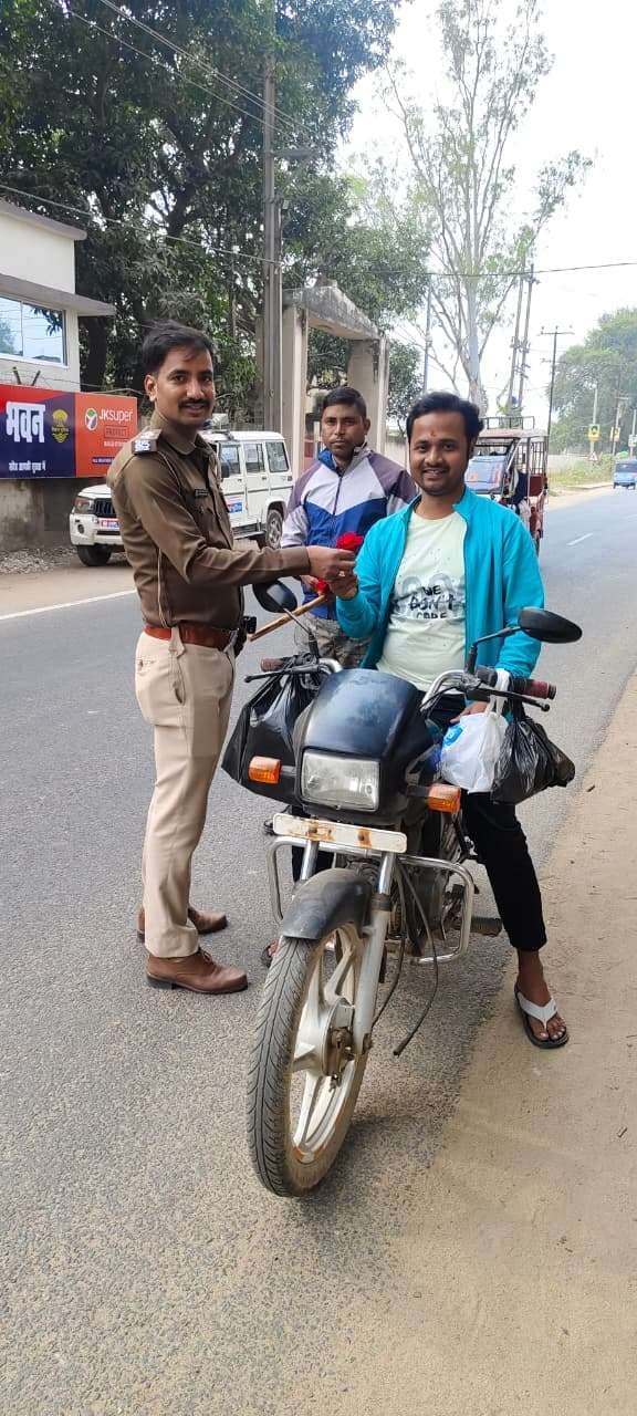 यातायात नियम तोड़ने वालों को दिया गुलाब, सुरक्षित ड्राइविंग की अपील