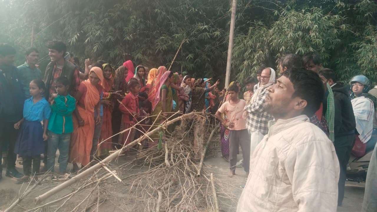 बिजली आपूर्ति की मांग को लेकर किया प्रदर्शन