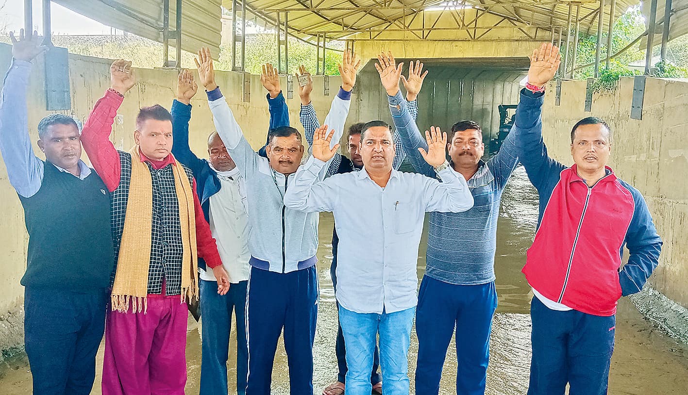 Saran News : रेलवे अंडरपास में जलजमाव से त्रस्त ग्रामीणों का प्रदर्शन