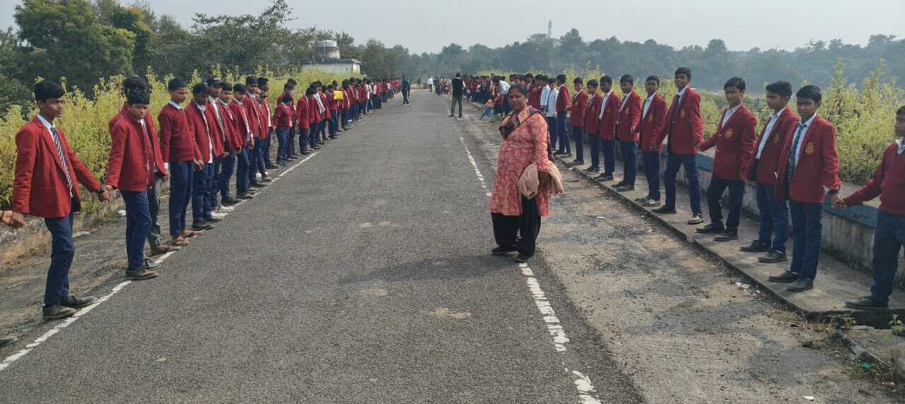 मानव शृंखला बनाकर एड्स के प्रति लोगों को किया जागरूक